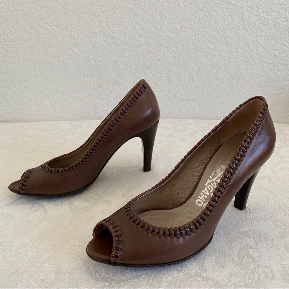 salvatore ferragamo whipstitch peep toe pumps - Picture 2 of 7